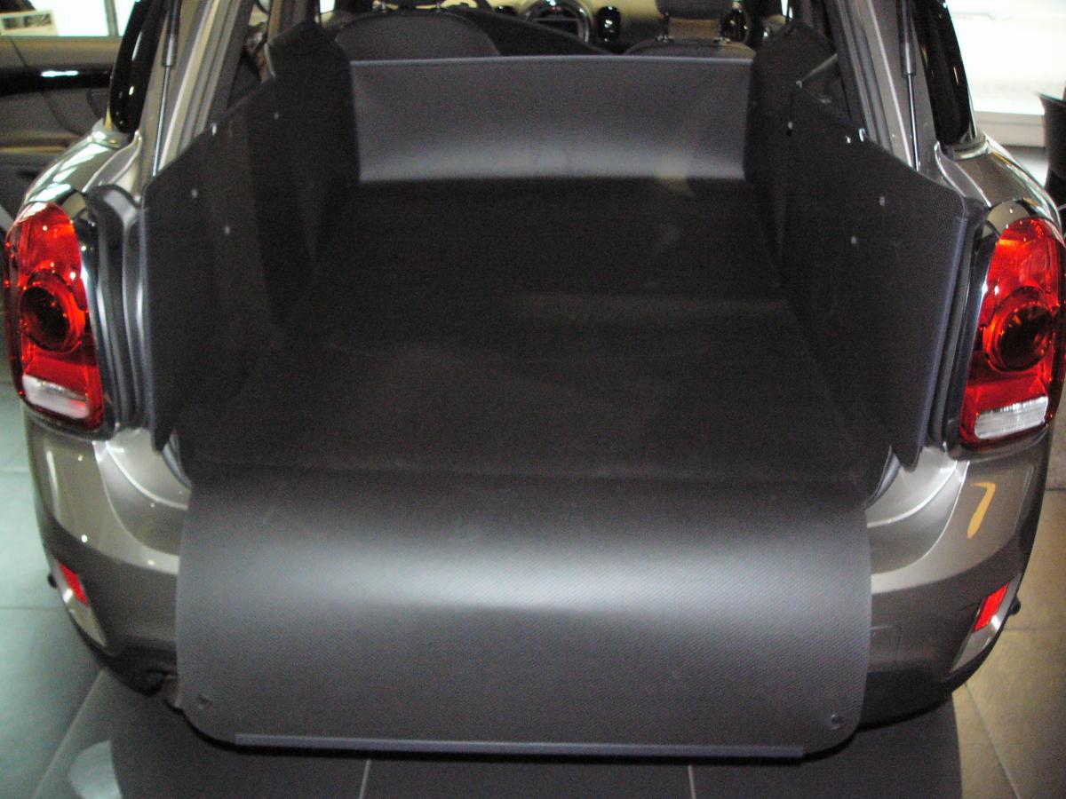 Klappen Sie die Rücksitze um und entfalten Sie den inhaenger bis zum Fahrersitz, lassen Sie die 4.Wand über die Stoßstange herunter