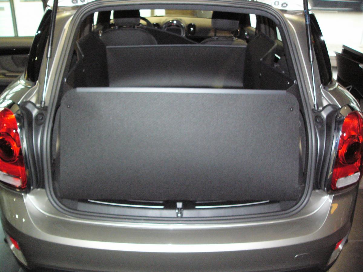 Klappen Sie den Stoßstangenschutz hoch, Sie bekommen einen Laderaumschutz vom Heck bis zum Fahrersitz