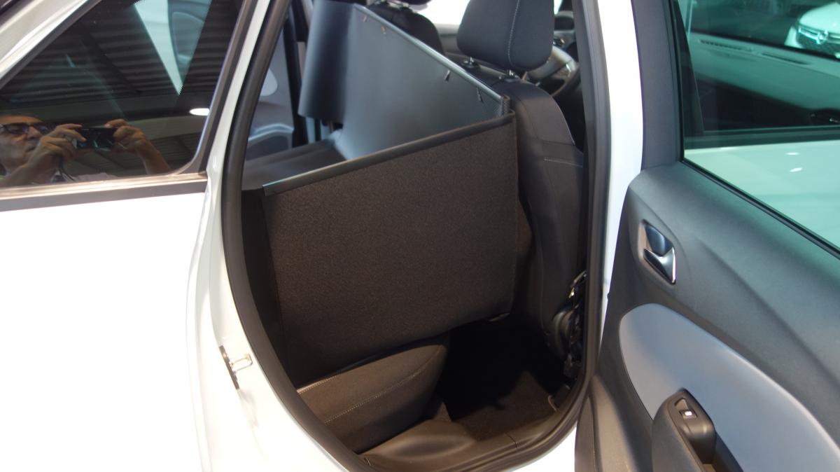 Stabile, selbsttragende Box für die Rückbank schützt die die Türverkleidungen hoch bis zur Fensterscheibe.