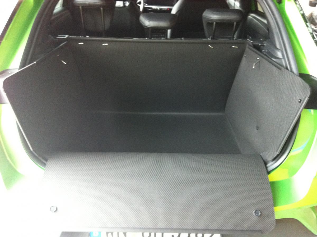 Setzen Sie unsere Kofferraumwanne in Ihren Opel Mokka E / Mokka B ein und Sie brauchen sich keine Gedanken mehr zu machen, egal was Sie transportieren wollen. Premium Kofferraumschutz