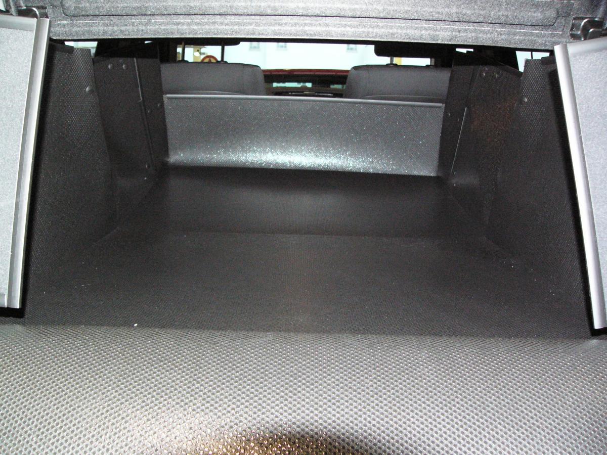 Kofferraumschutz Ford Kuga 3. Zweite Gebrauchsstellung bei heruntergeklappten Rücksitzen. Ideal für Heimwerk und Handwerk.