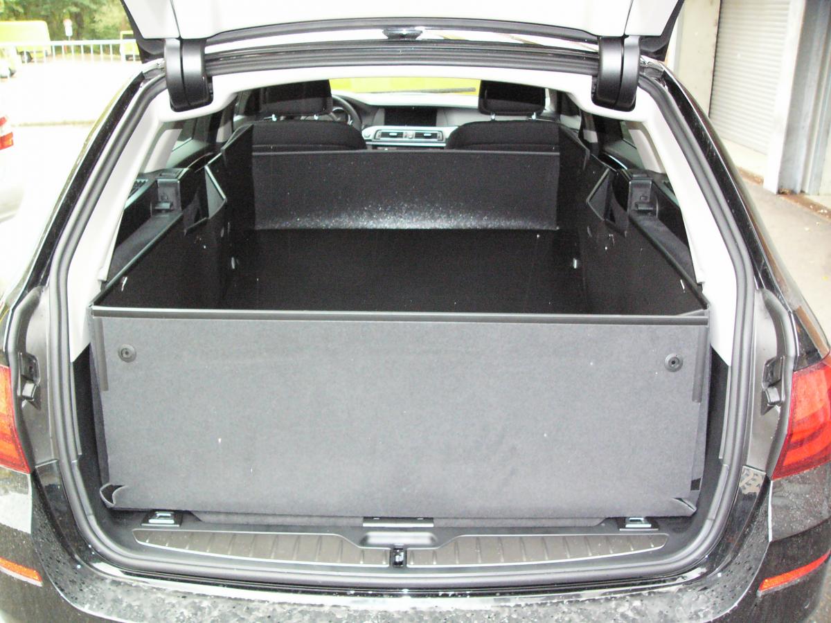 Nach dem sicheren Laden des Transportguts in den Laderaum Ihres BMW 3er Touring von der Heckklappe bis zum Fahrersitz, stellen Sie den Stoßstangenschutz hoch, lassen Sie die Magnete zuschnappen und Sie haben einen sicheren Transporter.
