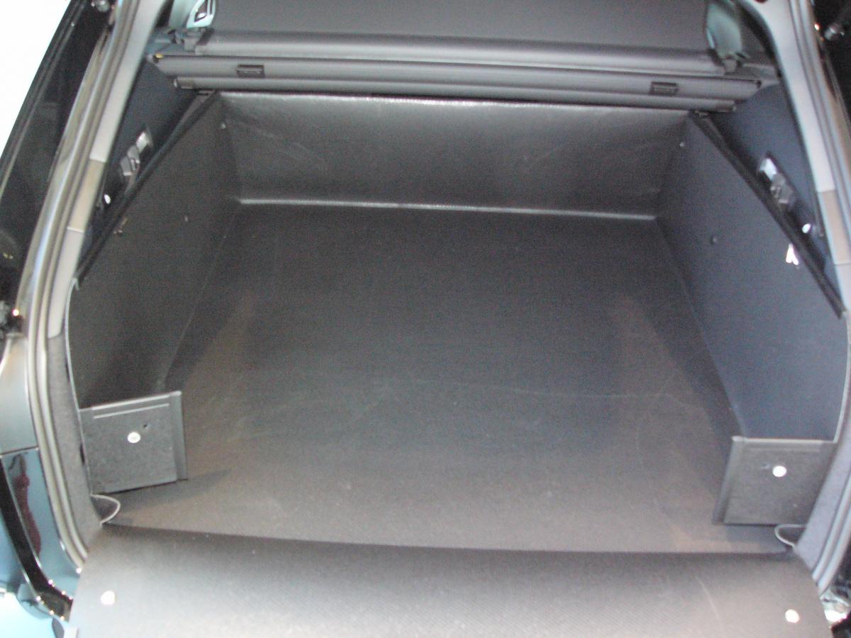 Aus einer Kofferrumbodenmatte für Audi A6 Avant können Sie blitzschnell Ihren stabilen Kofferraumschutz entfalten, der Ihnen zum Transport  Ihres triefenden Hundes oder schwerer,  schmutziger Gegenstände bereit steht. Keine Kratzer, kein Schmutz!