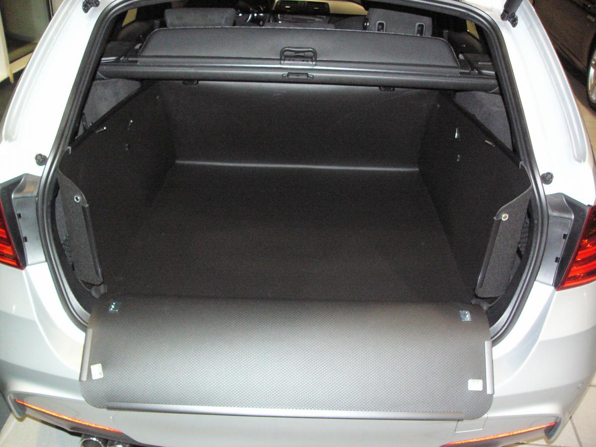 Die Rücksitze Ihres BMW 3er Touring bleiben aufrecht, Ihr Kofferraumschutz L11 wurde in der ersten Gebrauchsstellung aufgestellt und ist in dieser Stellung identisch mit dem Modell M00, Sie können Ihren Hund und Ihre Fahrgäste mitnehmen.