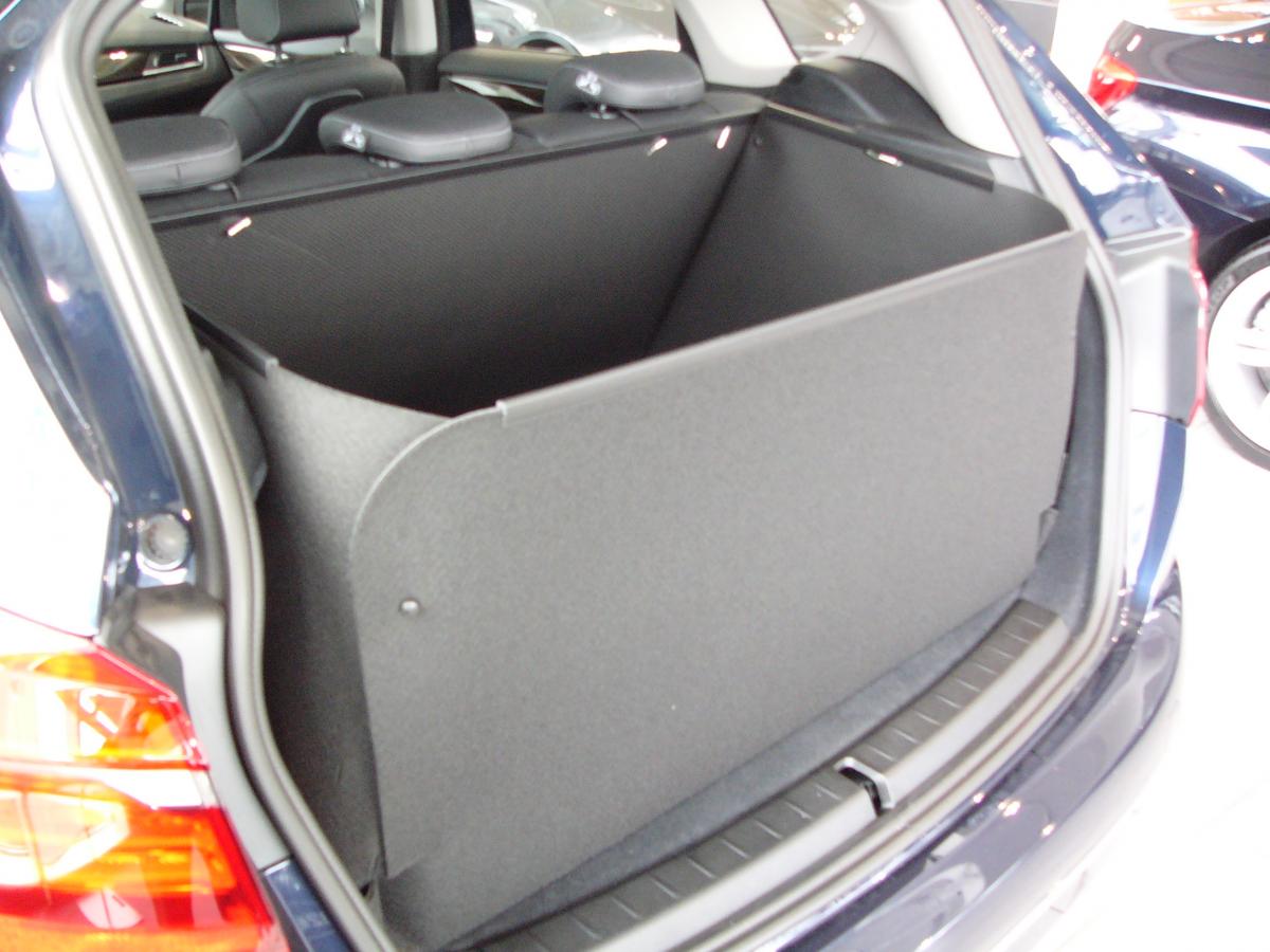 Kofferraumwanne für den BMW 2er Active Tourer, fensterhoch und mit 100% Schutz für die Rückenlehnen.