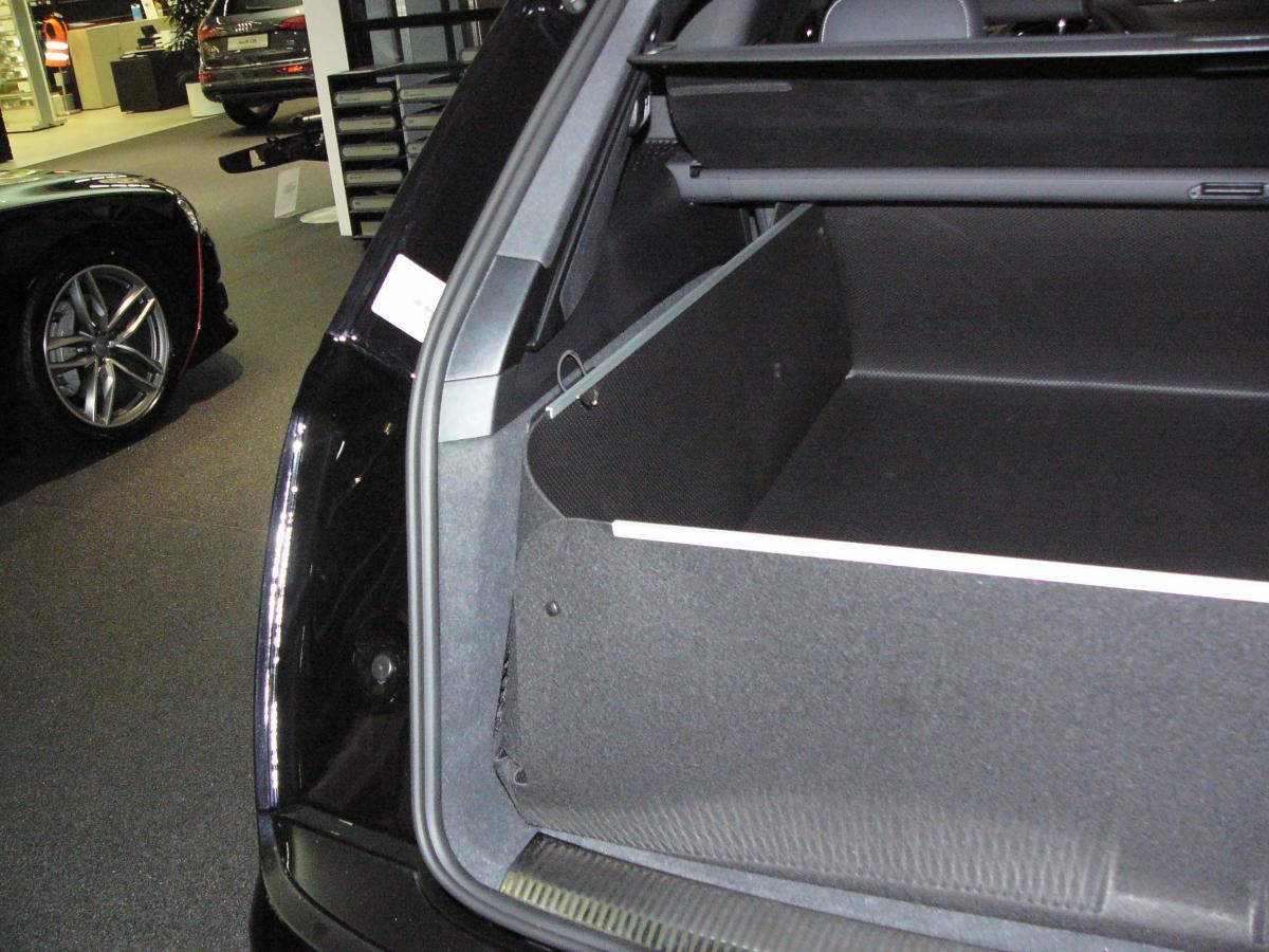 Mit hochgeklapptem Stoßstangenschutz bekommen Sie eine wasserdichte Wanne, der vor der  Heckklappe Ihres  Audi Q7 wie ein Schild steht und sie vor Verschmutzung und Beschädigung schützt, falls ungesicherte Gegenstände entgegengeschleudert werden.