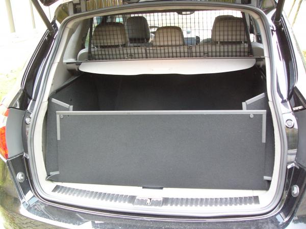 Kofferraumwanne Porsche Cayenne mit hochgestelltem Stoßstangenschutz ist ein geschlossener, stabiler, wasserdichter Schutz gegen Beschädigung, Schmutz und Nässe, nicht nur für den Hund. 100% Verlass!