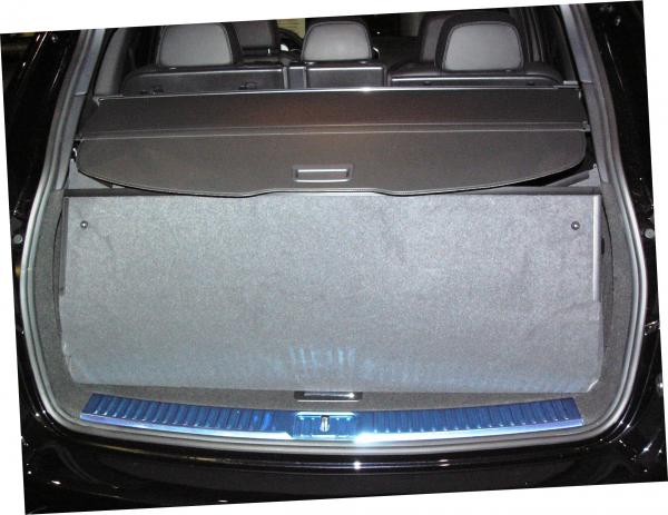 Ziehen Sie auch das Abdeckrollo zu und Sie haben eine wasserdichte, hohe Kofferraumwanne, die vollständig verschlossen ist für Ihren Porsche Cayenne.