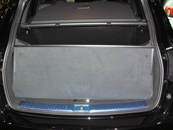 Der Stoßstangenschutz hochgeklappt schützt die Heckklappe von Porsche Cayenne vor Schmutz und Beschädigung.