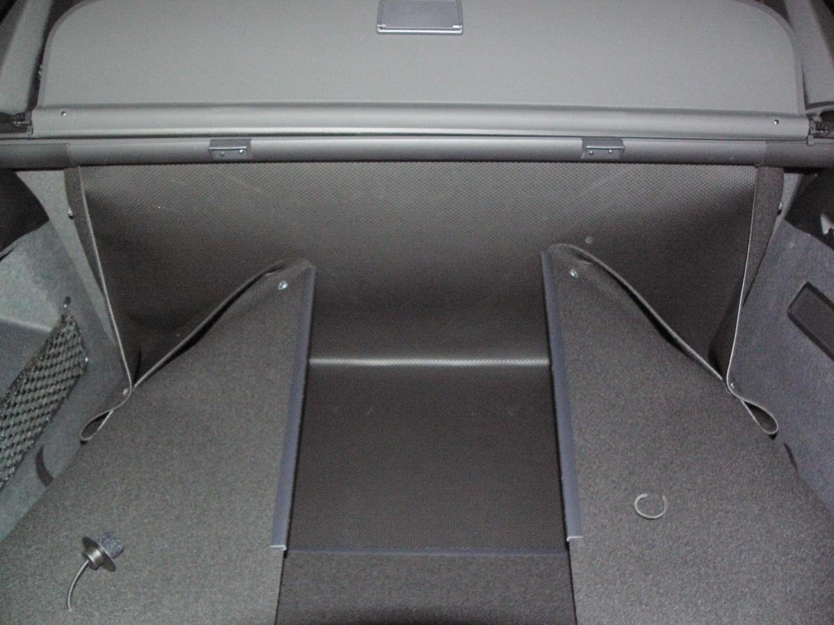 Aus einer Bodenmatte wird blitzschnell ein formstabiler Kofferraumschutz für Porsche Cayenne.