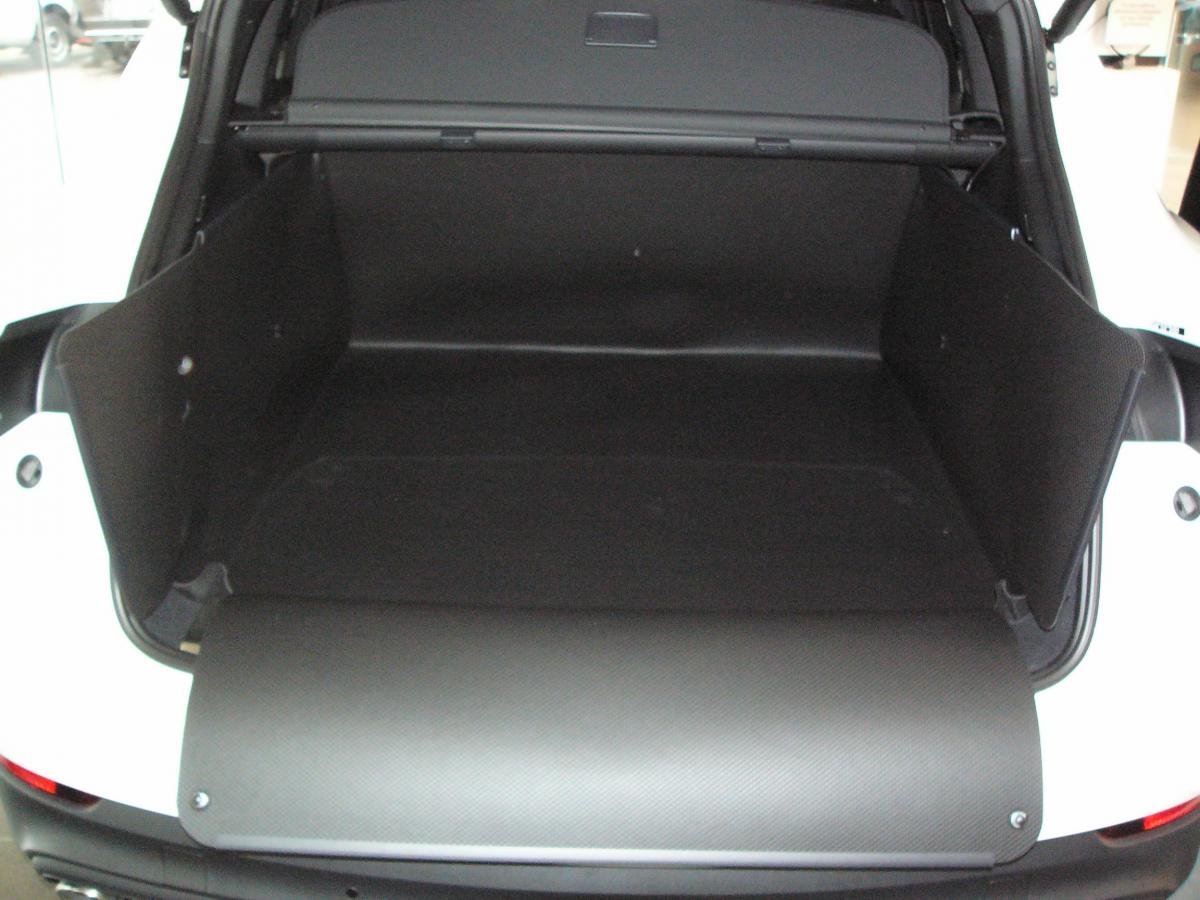 Der formstabile Kofferraumschutz schützt rundum den Kofferraum von Porsche Cayenne, einschließlich der Stoßstange