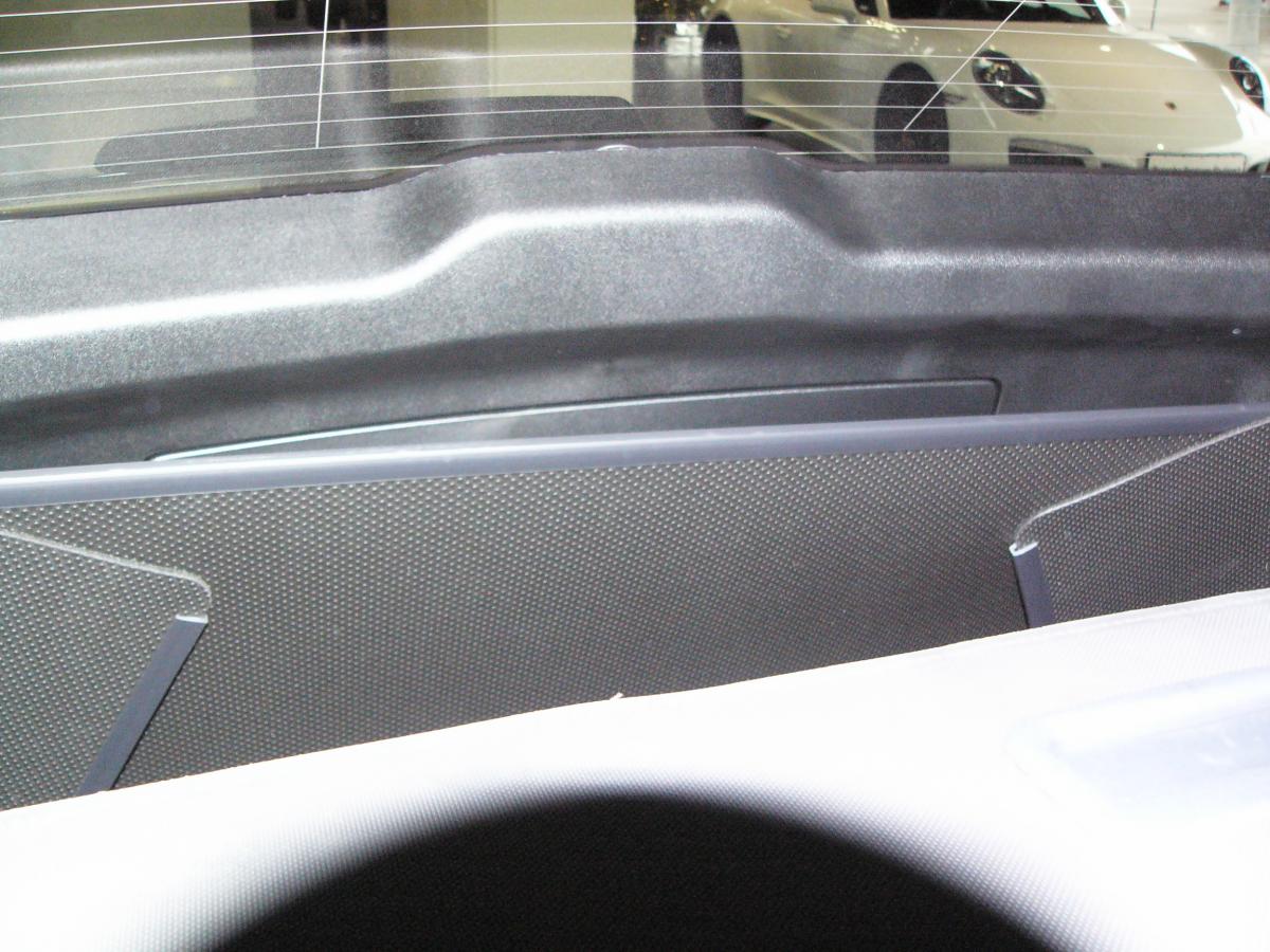 Der Kofferraumschutz schützt hochgeklappt die Heckklappe  von Porsche Cayenne