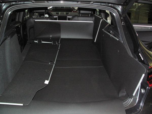 Beim Modell L11 klappen Sie die Rücksitze Ihres Porsche Macant um und entfalten Sie einfach den Kofferraumschutz bis zum Fahrersitz. Sie können jetzt lange, schwere, sperrige, spitze, schmutzige Gegenstände transportieren.