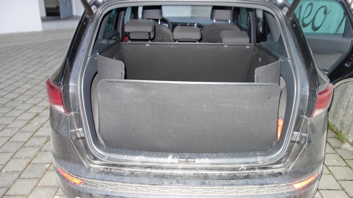 Der Stoßstangenschutz von Seat Ateca hochgeklappt entsteht eine wasserdichte Wanne, die auch die Heckklappe von innen verlässlich schützt.