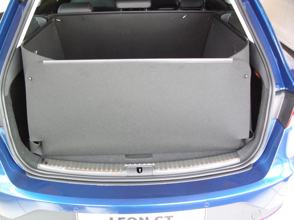 Den inhaenger Seat Leon ST in den Kofferraum einlegen, Seiten hochklappen