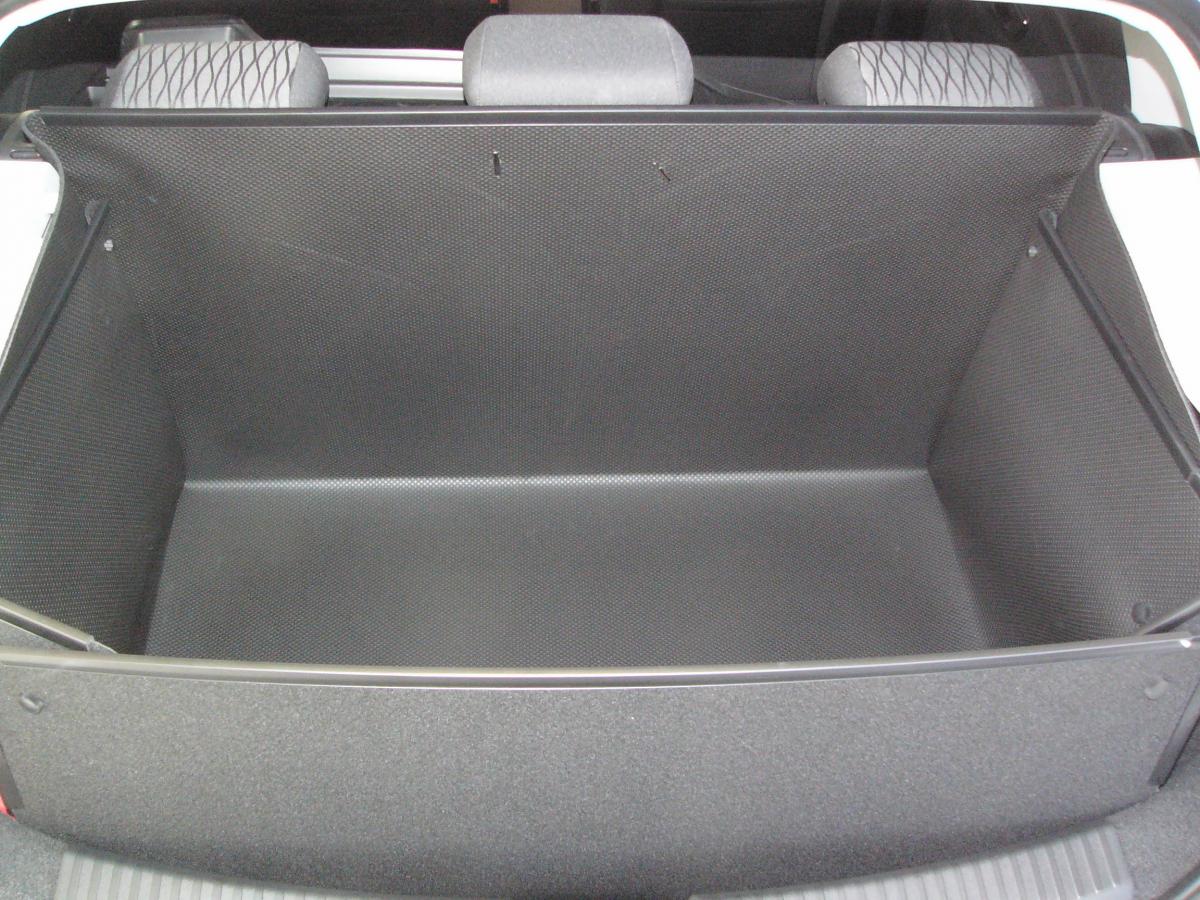 (Platzhalter-Bild) Der hochgeklappte Stoßstangenschutz schützt die Heckklappe von Seat Leon während der Fahrt vor Verschmutzung und Beschädigung wie ein Schutzschild, falls ungesicherte Gegenstände im Kofferraum  gegen die Heckklappe geschleudert werden.