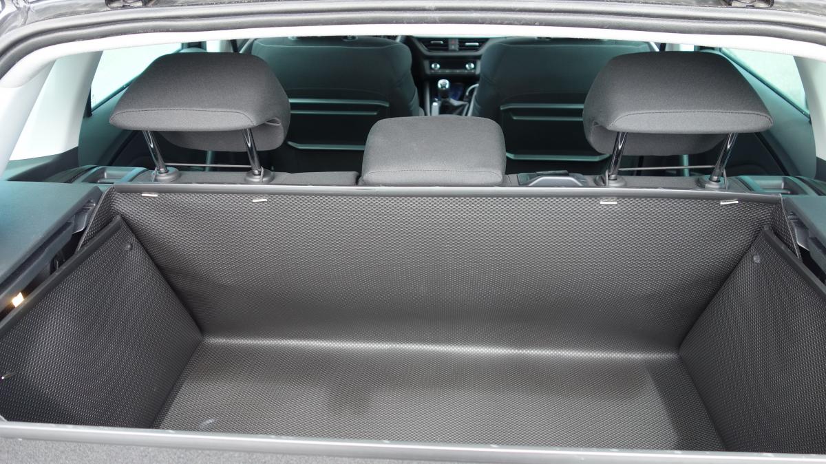 Rundumschutz Ihres Skoda Kamiq hoch bis zur Oberkante der Rückenlehne, eine saubere Sache.
