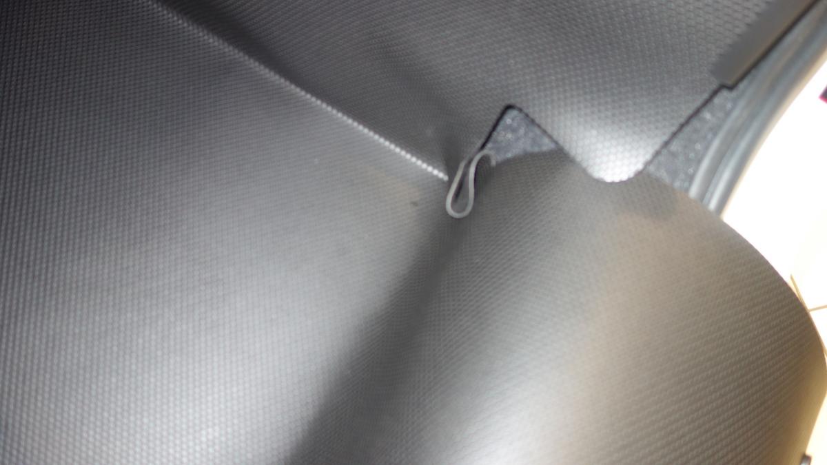 Die Kofferraumwanne ist 100% wasserdicht, wie in den Ecken ersichtlich.