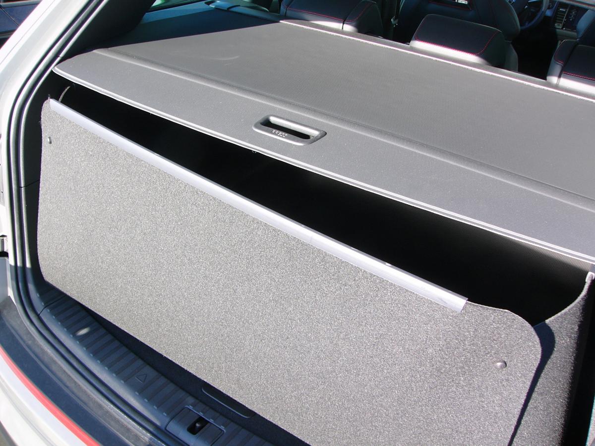 Mit hochgeklapptem Stoßstangenschutz bekommen Sie eine wasserdichte Wanne, der vor der  Heckklappe Ihres  Skoda Kodiaq 7sitzers wie ein Schild steht und sie vor Verschmutzung und Beschädigung schützt, falls ungesicherte Gegenstände entgegengeschleudert we