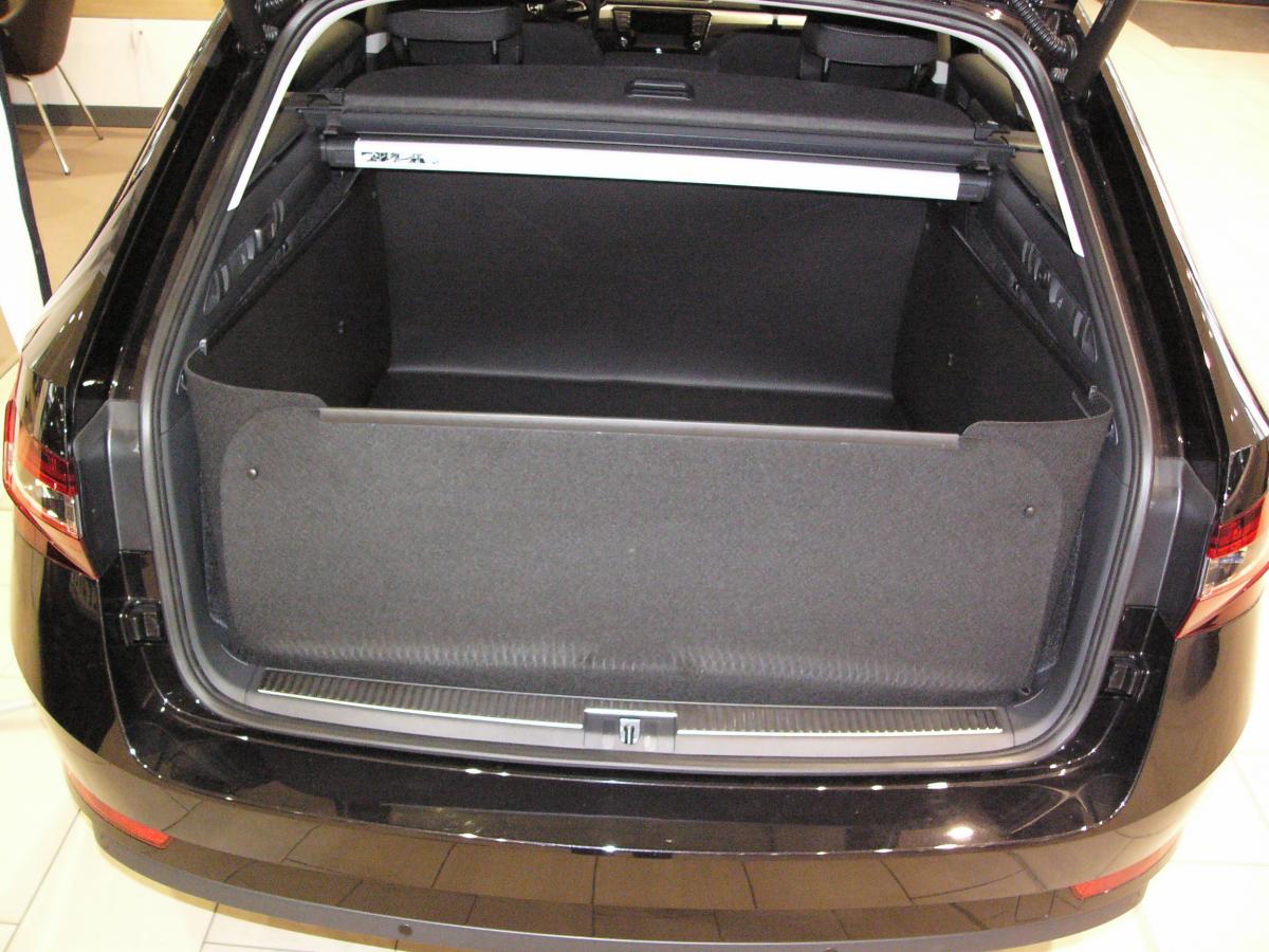 Mit hochgeklapptem Stoßstangenschutz bekommen Sie eine wasserdichte Wanne, der vor der  Heckklappe Ihres  Skoda Superb Combi wie ein Schutzschild steht und sie vor Verschmutzung und Beschädigung schützt, falls ungesicherte Gegenstände entgegengeschleudert