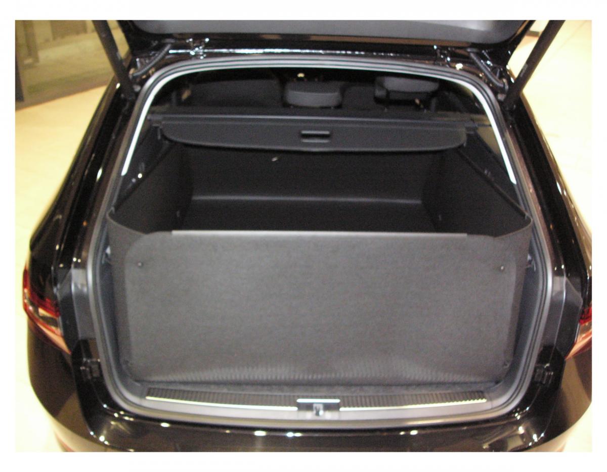 Der hochgeklappte Stoßstangenschutz schützt die Heckklappe von Superb Combi während der Fahrt vor Verschmutzung und Beschädigung wie ein Schutzschild, falls ungesicherte Gegenstände im Kofferraum  gegen die Heckklappe geschleudert werden.