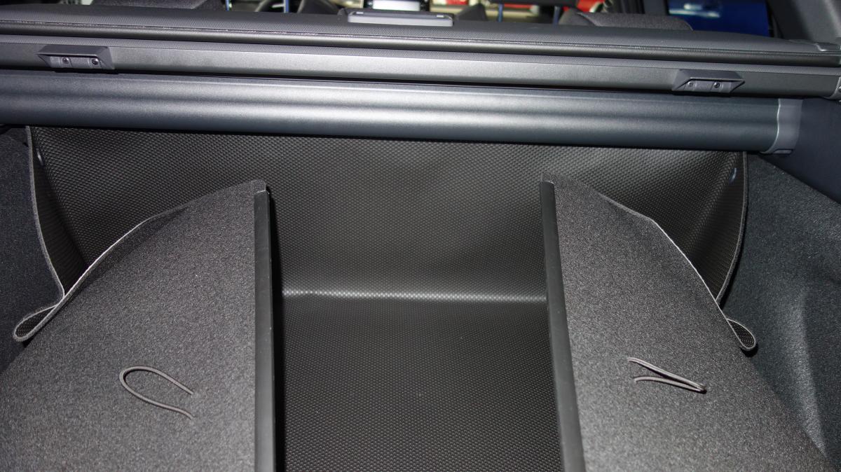 Kofferraumwanne Corolla Touring in den Kofferraum einlegen, Seiten hochstellen, FERTIG!