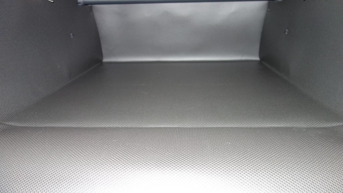 Stabile, selbsttragende, faltbare Kofferraumwanne bereit für jeden Transport mit Corolla Touring Sports.