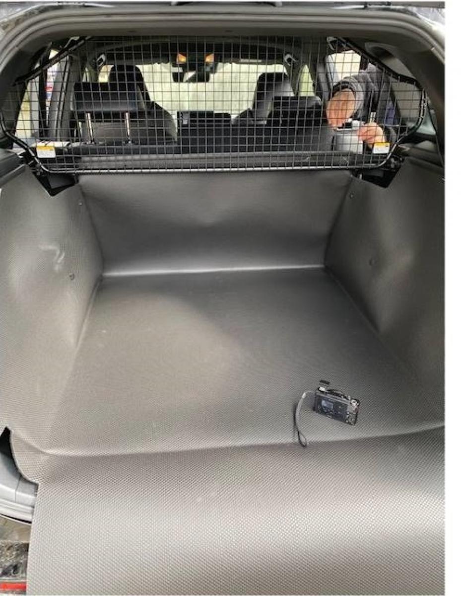 Der Kofferraumschutz für Toyota RAV4 / Hybrid wird innerhalb von Sekunden zu einem wasserdichten Kofferraumschutz, der 100%igen Schutz gewährleistet, einschl. der Stoßstange