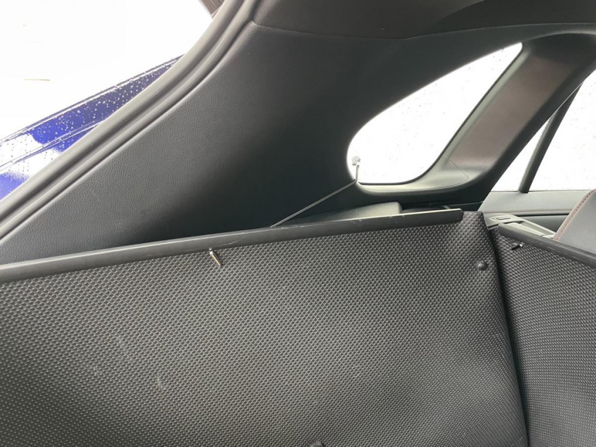 Kofferraumwanne Toyota RAV4 sichert den Kofferraum rundum und hoch bis zum Fenster.