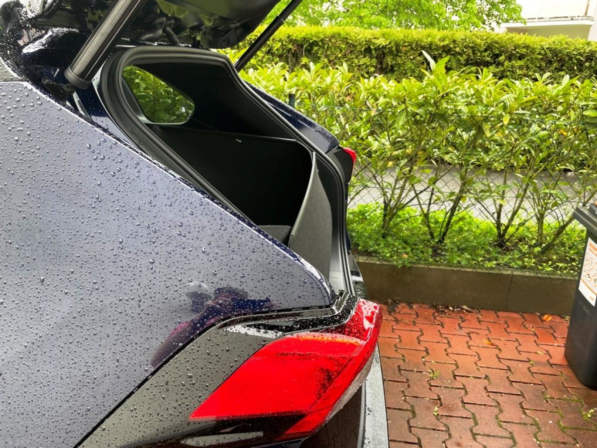 Der Kofferraumschutz für Toyota RAV4 / Hybrid wird innerhalb von Sekunden zu einem wasserdichten Kofferraumschutz, der 100%igen Schutz gewährleistet, einschl. der Stoßstange und der Heckklappe von innen