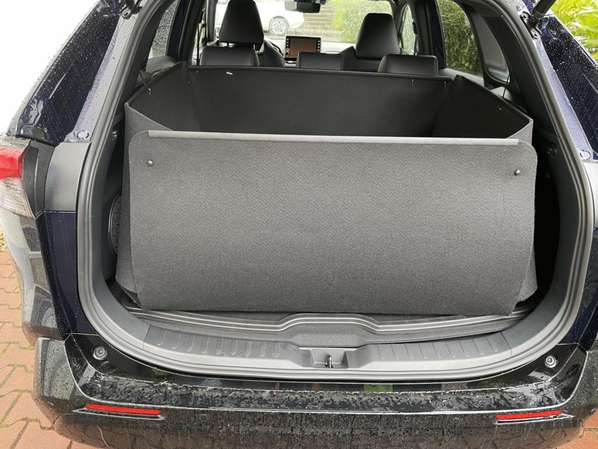 Wird der Stoßdämpferschutz hochgeklappt und Magnete zum Zuschnappen gebracht, es entsteht eine hohe, wasserdichte Kofferraumwanne für den RAV4 / RAV4 Hybrid