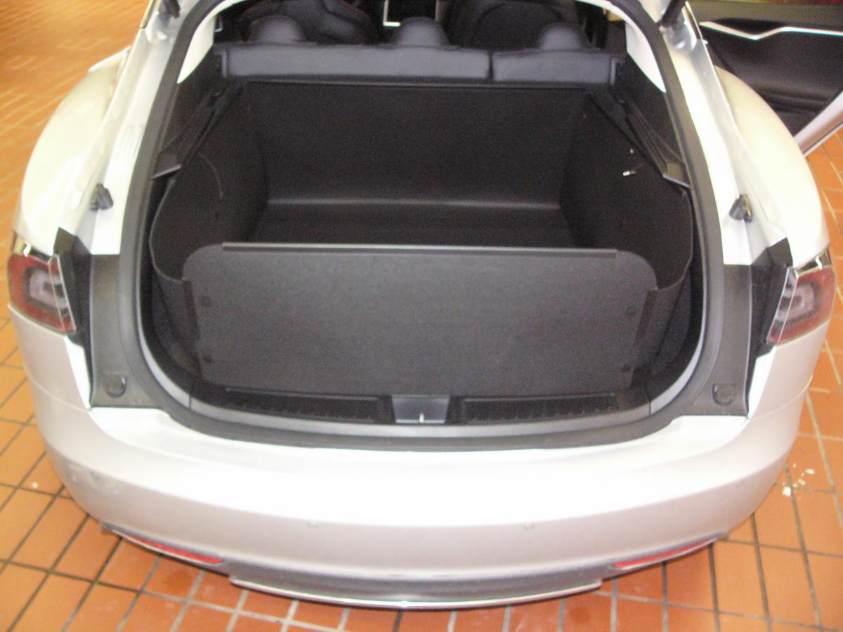 Kofferraumwanne Tesla Model S. Hervorragend geeignet für Ihren Hund. Er hat volle Freiheit und Ihr hochwertiges Fahrzeug zuverlässigen Schutz!