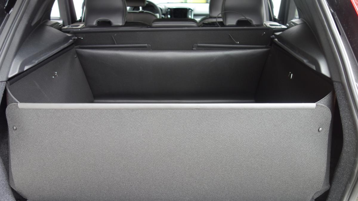 Stoßdämpferschutz hochgeklappt, Magnete zugeschnappt  entsteht eine hohe rundum geschlossene Kofferraumwanne, die die Heckklappe von innen fensterhoch schützt. Eine saubere Sache!