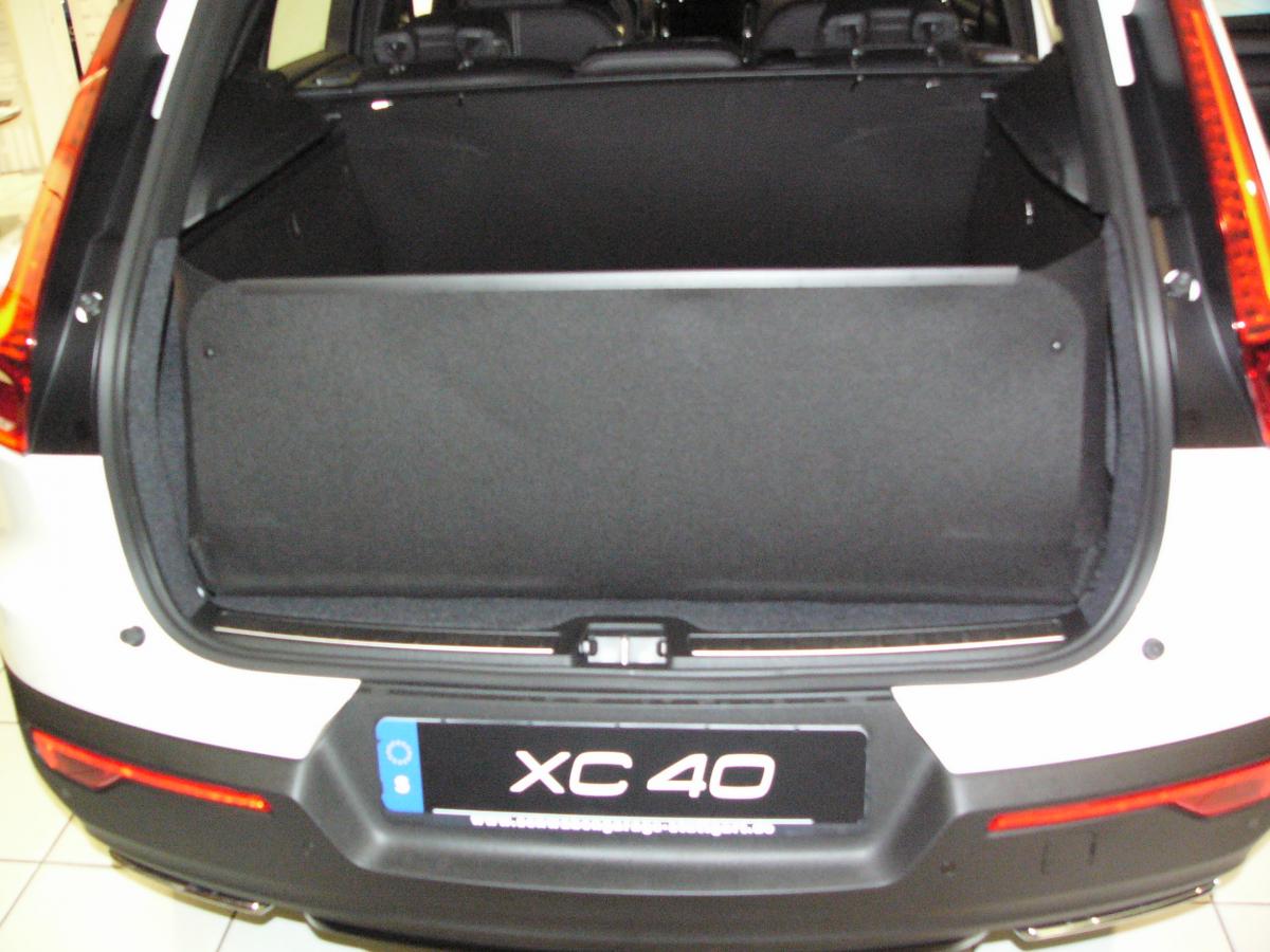 Der hochgeklappte Stoßstangenschutz schützt die Heckklappe von Volvo XC40 während der Fahrt vor Verschmutzung und Beschädigung wie ein Schutzschild, falls ungesicherte Gegenstände im Kofferraum  gegen die Heckklappe geschleudert werden.