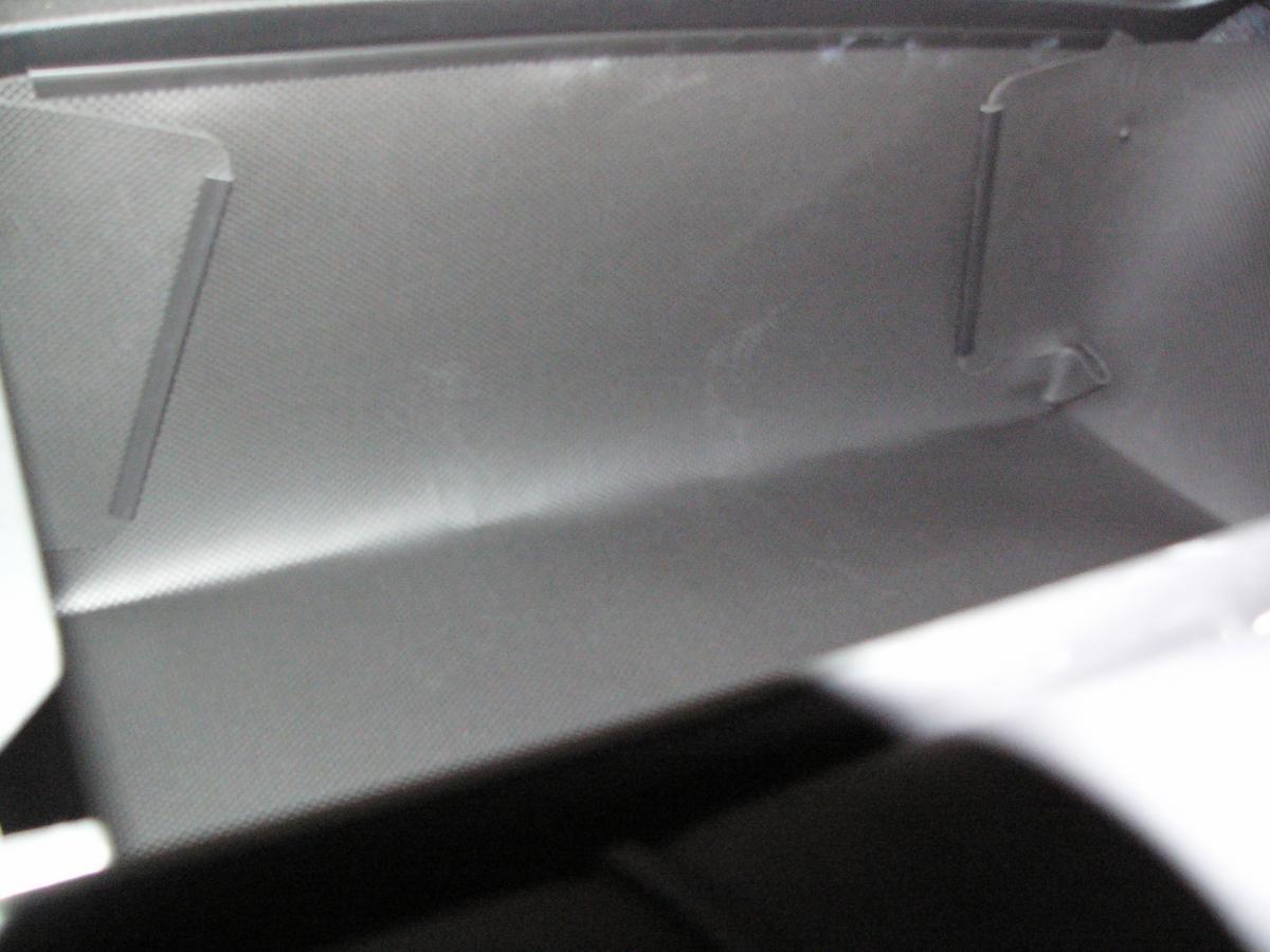 Mit hochgeklapptem Stoßstangenschutz bekommen Sie eine wasserdichte Wanne. Der Kofferraumschutz schützt die Seitenwände und die Heckklappe zuverlässig vor Verschmutzung und Beschädigung.