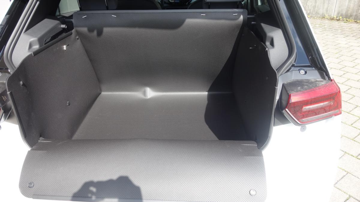 Eine Kofferraumwanne für VW ID.3 mit tiefgelegtem variablem Boden ist hervorragend geeignet mit dem Stoßstangenschutz für jeden Transport nicht nur für Ihren Hund