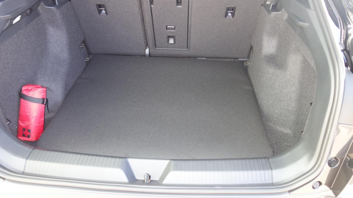 Ein 60cm hoher Kofferraumschutz wird zu einer strapazierfähigen Bodenmatte zusammengefaltet