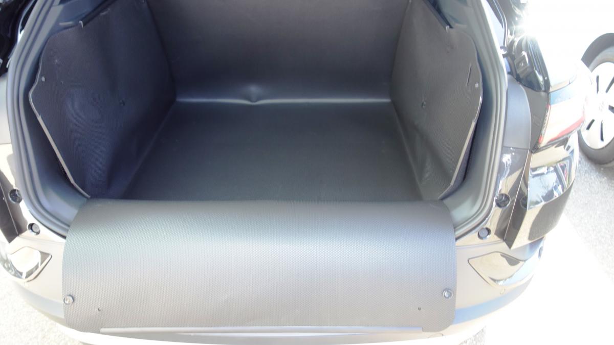 Sekundenschnell wird aus der Matte eine wasserdichte Wanne, die auch die Stoßstange von ID.4 schützt.