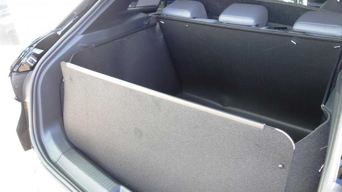 Wird der Stoßstangenschutz hochgestellt, schnappen die Magnete zu und es entsteht eine 100% wasserdichte Wanne für den VW ID.4