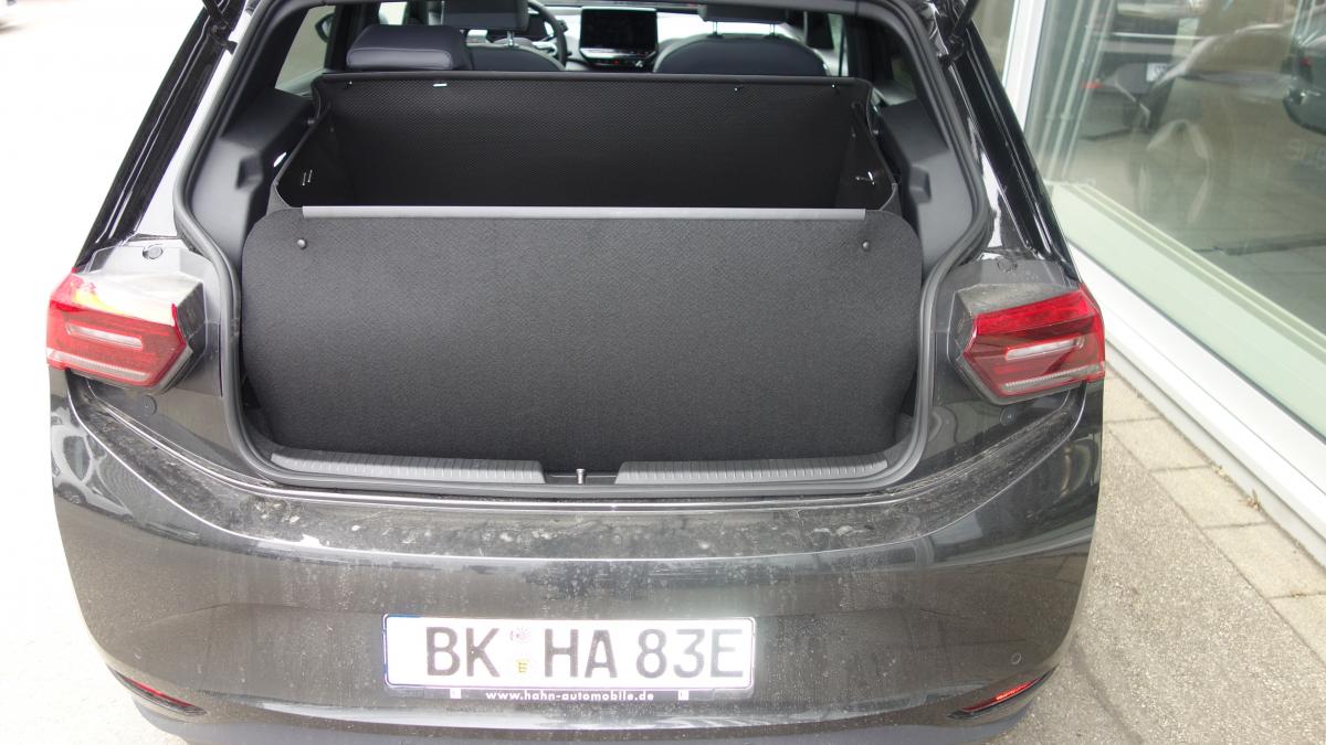 Eine Kofferraumwanne für VW ID.3 wartet als eine strapazierfähige Bodenmatte auf seine eigentliche Gebrauchsstellung