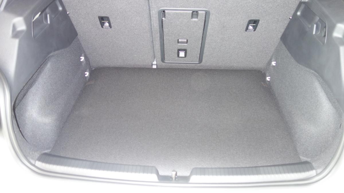 Eine Kofferraumwanne für VW ID.3 wartet als eine strapazierfähige Bodenmatte auf seine eigentliche Gebrauchsstellung
