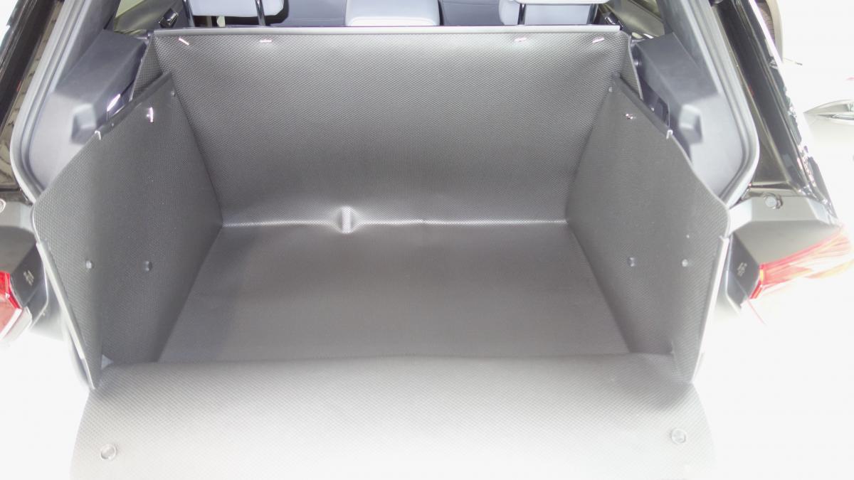 Sekundenschnell wurde aus der Kofferraummatte eine wasserdichte, 51 cm hohe Kofferraumwanne, die auch die Stoßstange von ID.3 beim Laden zuverlässig schützt.