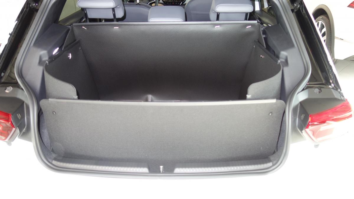 Der Kofferraumschutz für VW ID.3 wird innerhalb von Sekunden zu einer wasserdichten Kofferraumwanne, deren 4.Wand die Heckklappe von innen schützt. Eine saubere Sache!