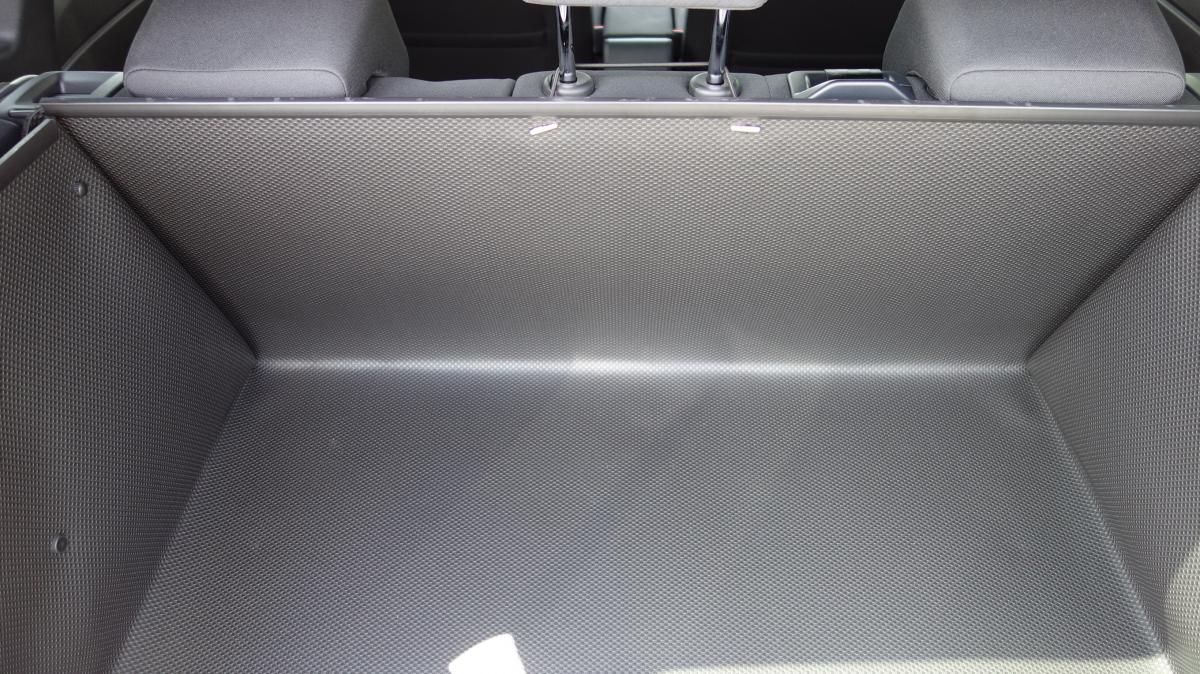 Eine Stabile, selbsttragende Kofferrraumverkleidung liegt auf den Rückenlehnen von VW Polo wie angegossen an