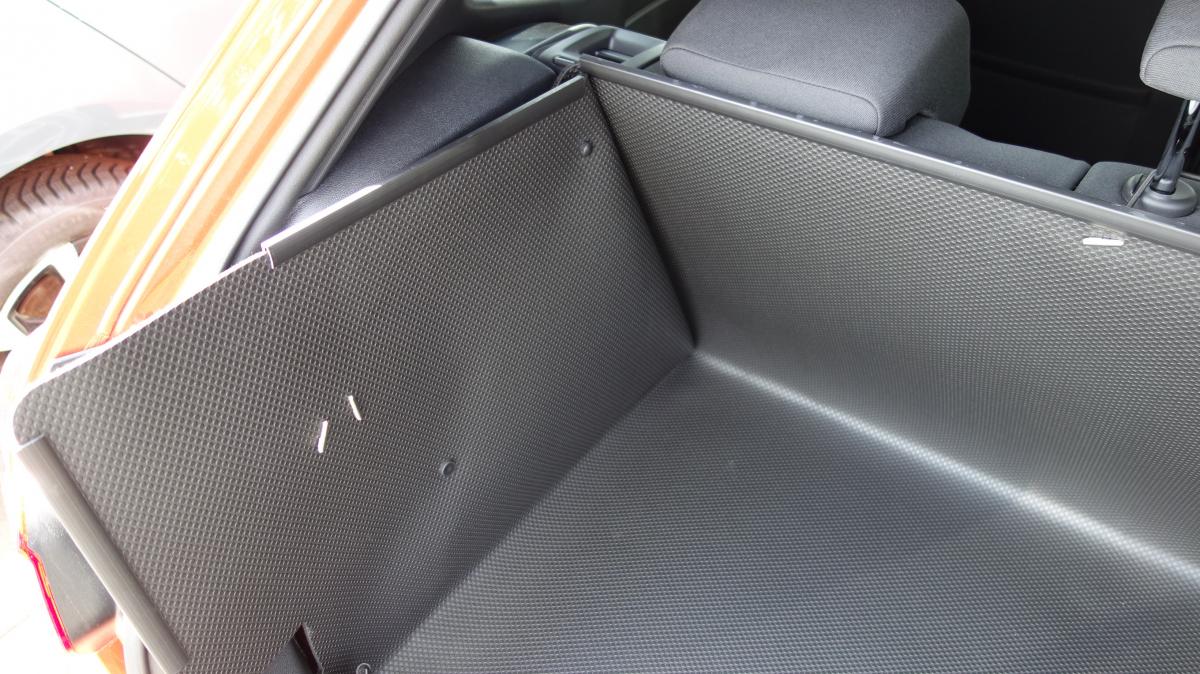 Die Kofferraumverkleidung garantiert einen robusten Schutz der Seitenwände von VW Polo