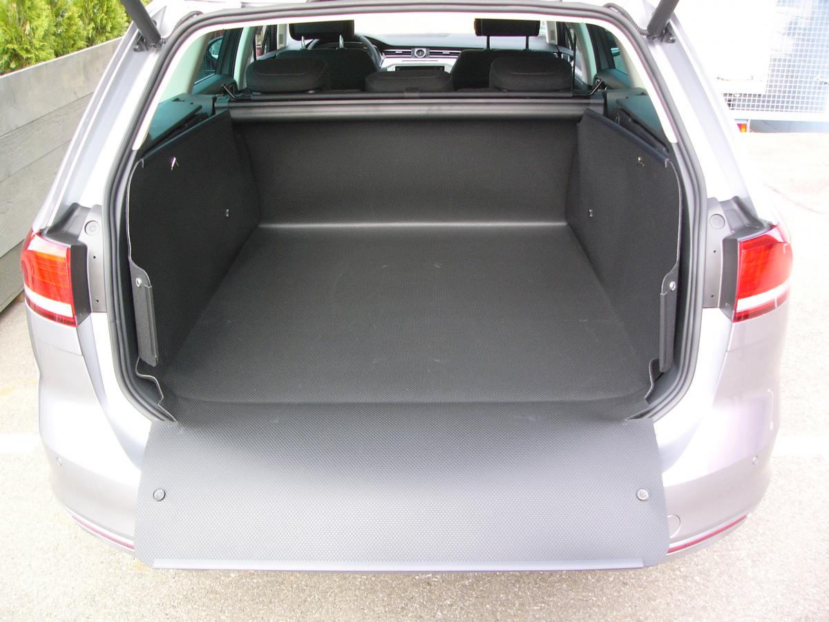 Ein Kofferraumschutz, der aussieht als würde er zur Erstausstattung gehören, incl. des Stoßstangenschutzes