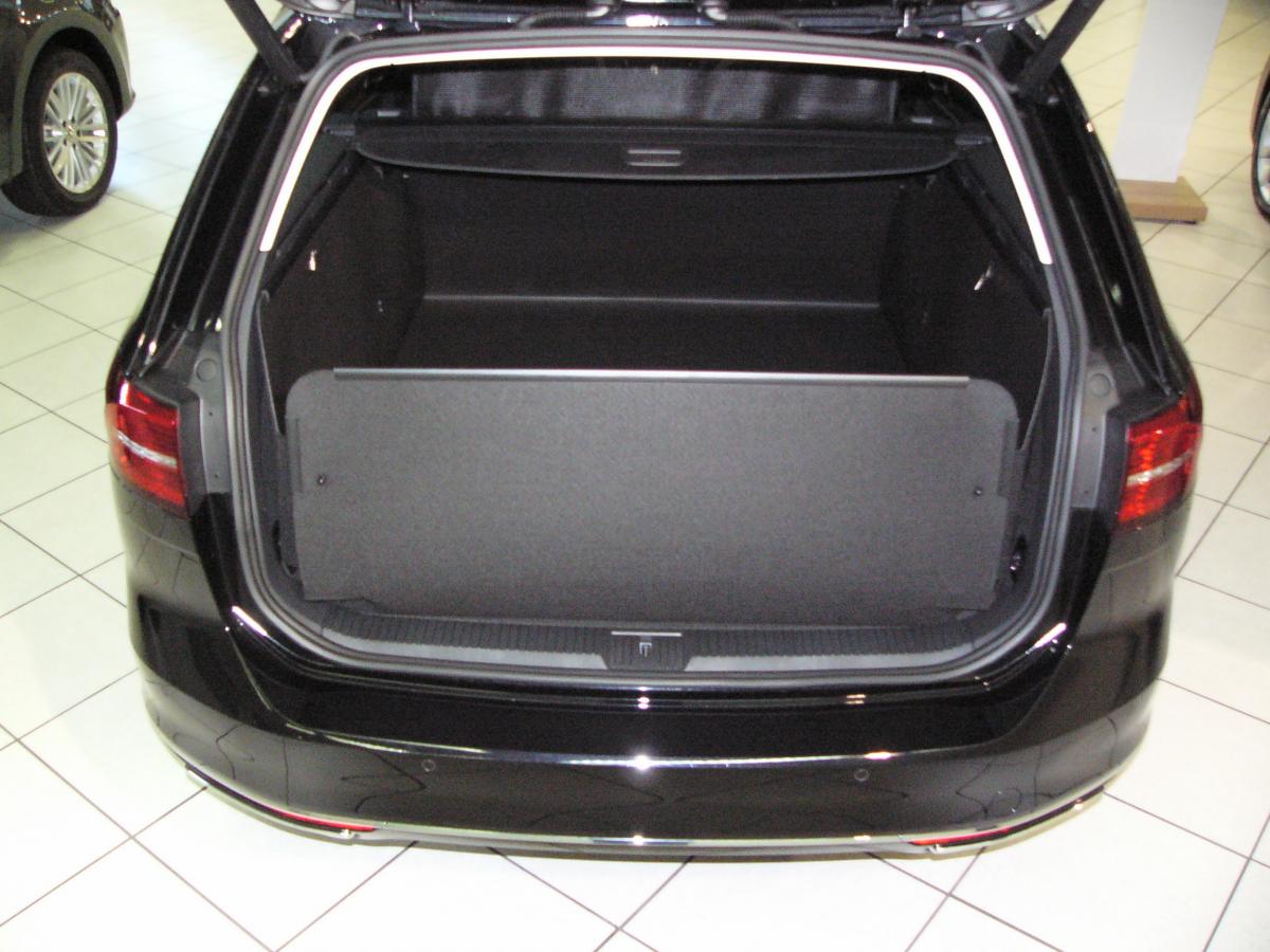 Wird der Stoßstangenschutz hochgeklappt, entsteht eine wasserdichte Kofferraumwanne incl. des Schutzes für die Heckklappe des Fahrzeugs.