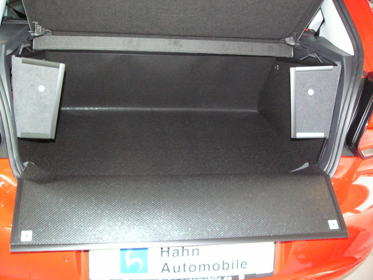 Sie haben nicht nur für den gesamten Kofferraum von VW Polo sondern auch für die Ladekante und Stoßstange professionellen und zuverlässigen Schutz vor Schmutz und Beschädigung. Der inhaenger ist selbststehend, ohne Klettverschlüsse, Bänder oder Schnüre.