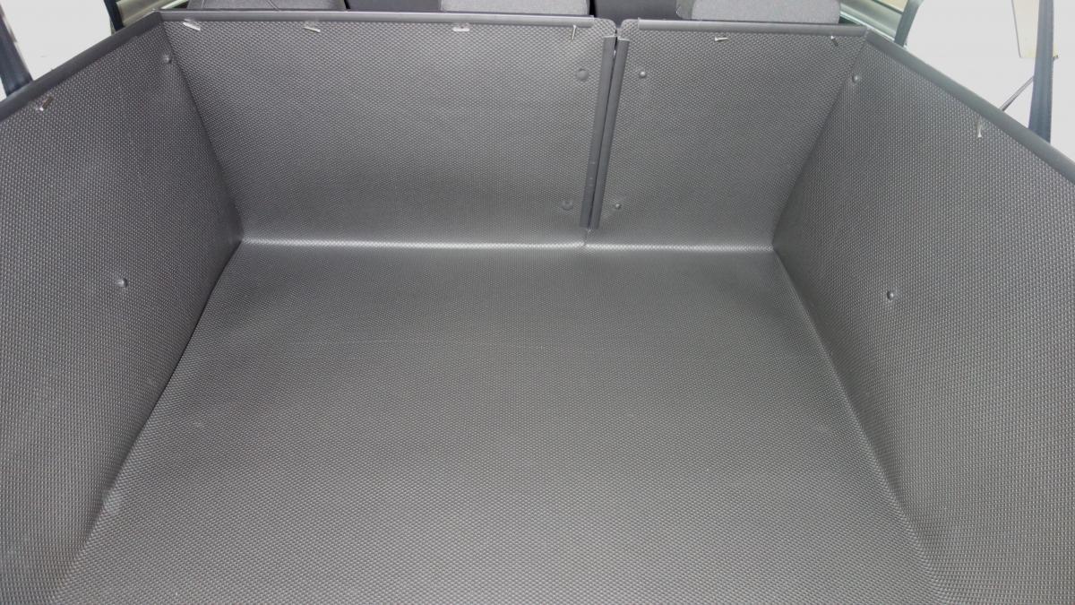 Rückwand hochgestellt haben Sie eine geschlossene Kofferraumwanne im Tiguan Allspace