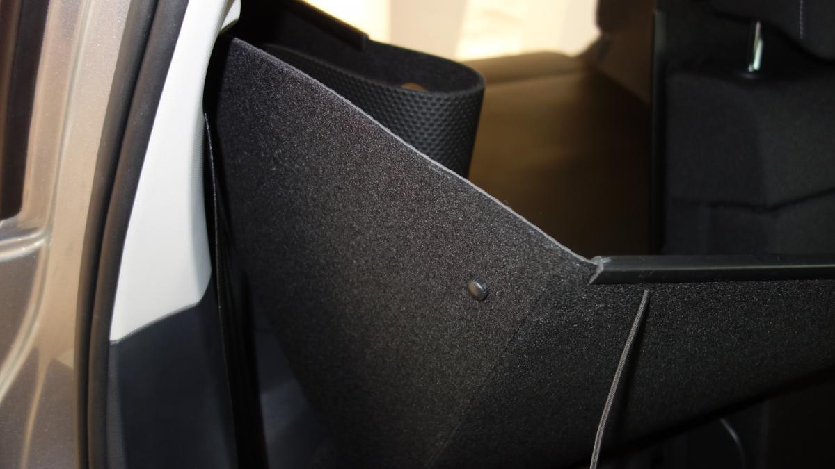 Magnete lösen und die Rückwand herunterklappen, und Ihr  Tiguan Allspace hat größeren geschützten Raum.